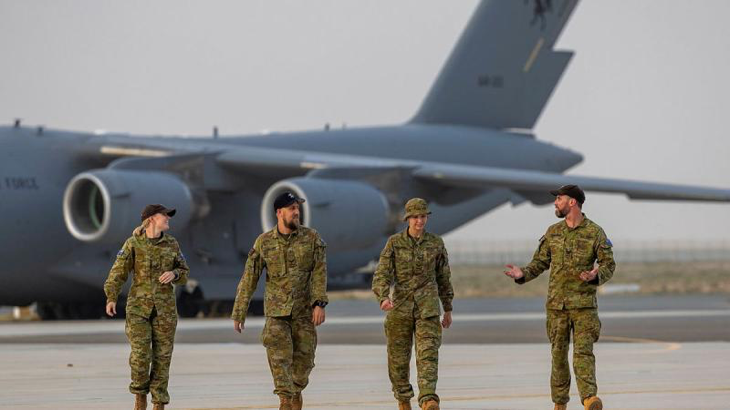 RAAF 36 Squadron personnel walk from a C-17 Globemaster towards Hurley’s Hangar after arriving at Australia’s main operating base in the Middle East region. Story and photo by Corporal Jacob Joseph.