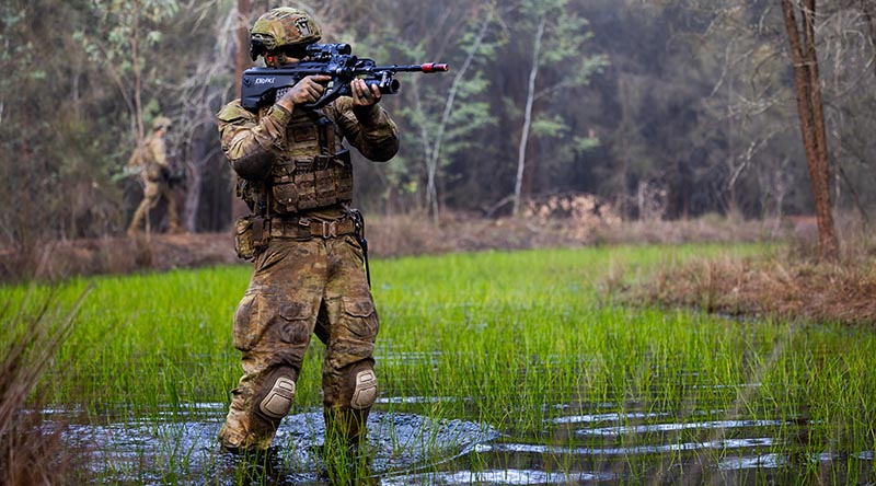 An Australian Army soldier at the School of Infantry conducts an obstacle crossing during a patrol at the Singleton Military Area, NSW. Photo by Corporal Johnny Huang.