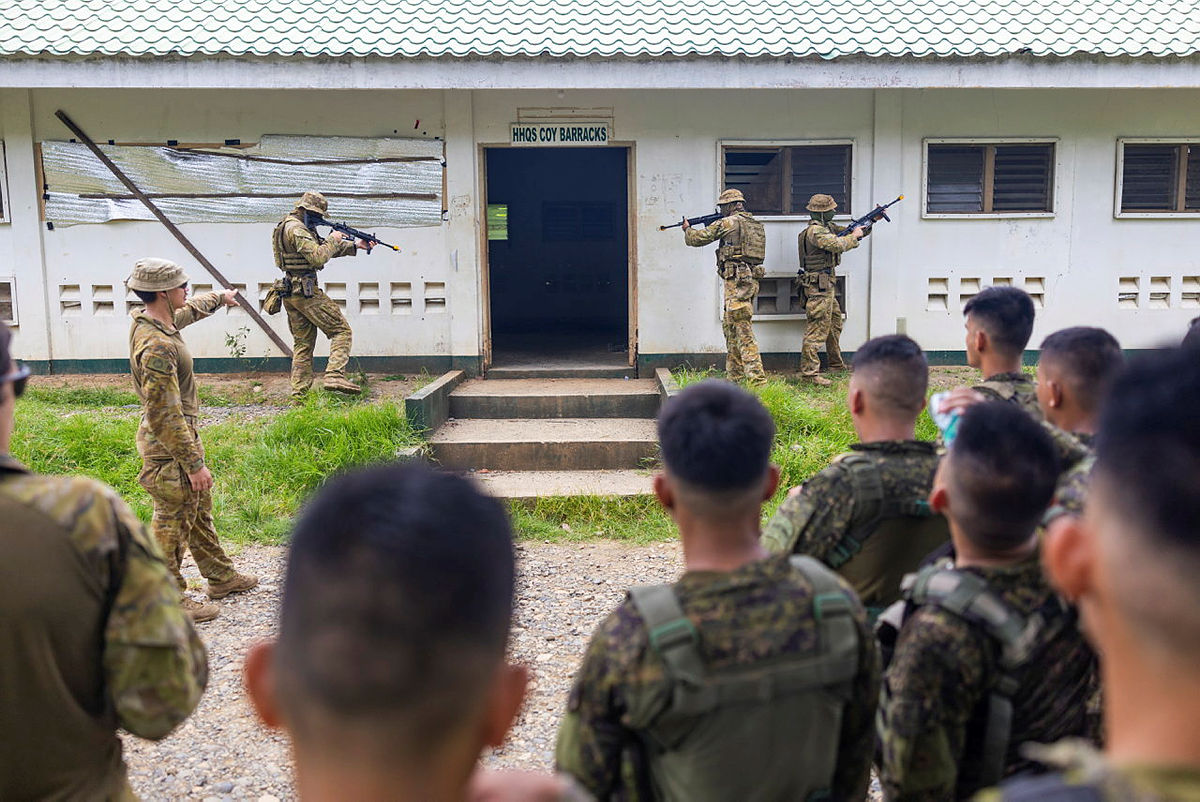 Australian and Filipino soldiers exchange tactics - CONTACT magazine