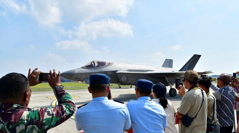 Indonesian military personnel and members of the public watch as an RAAF F-35A Lightning II starts up for a flying display at the Bali International Air Show. Story. y Squadron Leader Eamon Hamilton. Photo supplied by Indonesian Air Force Information Service.