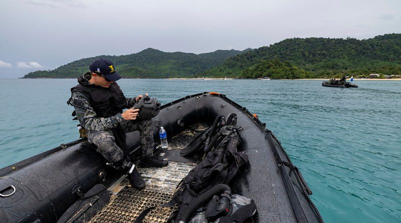 Navy’s Clearance Diving Team Four uses the Artemis underwater navigation sonar unit during a seabed training search at Palau Tioman, as part of Exercise Bersama Lima. Photos by Corporal Lisa Sherman.