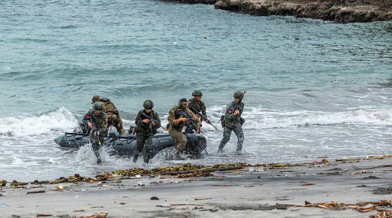 Australian Army soldiers and members of the Philippine Marine Corps conduct littoral assault training during Joint Australian Training Team – Philippines program at Marine Base Ternate, Philippines. Story by Captain Diana Jennings. Photos by Corporal Janet Pan.