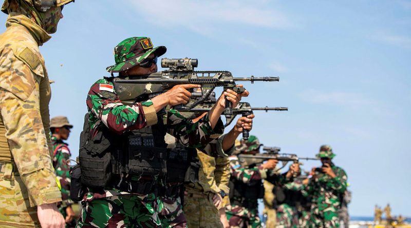 Australian Army soldiers from the 1st Battalion, the Royal Australian Regiment, and Indonesian Armed Forces personnel conduct live-fire serials as part of Exercise Keris Woomera on HMAS Adelaide. Story by Lieutenant Commander Gary McHugh. Photo by Corporal Janet Pan.