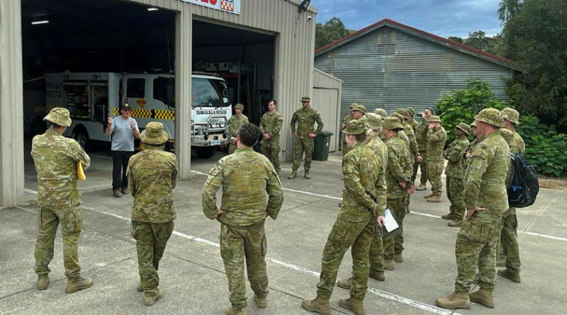 State Emergency Services brief Australian Army soldiers of 144th Signal Squadron during Exercise Mercury Scatter in Yankallila, South Australia. Story by Captain Peter March. Photos by Sergeant Adam Barlow.