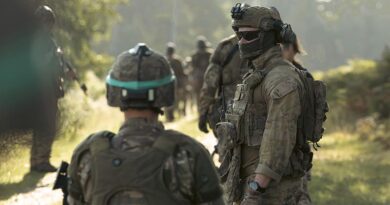 An Australian Army soldier instructs Armed Forces of Ukraine personnel during a training serial as part of Op Kudu Rotation 10 in the United Kingdom. Photo by Corporal Riley Blennerhassett.