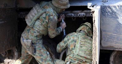 Tank-track maintenance during Exercise Reaper’s Run at Puckapunyal. Photo by David Newberry.