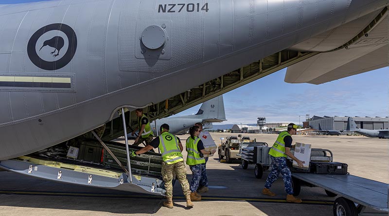 Royal New Zealand Air Force and Royal Australian Air Force air movements personnel unload cargo from a RNZAF C-130J-30 Hercules at RAAF Base Richmond during Exercise Trojan Compass. Photo by Leading Aircraftwoan Mikaela Fernlund.