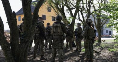 An Australian Defence Force member delivers a training brief to Armed Forces of Ukraine personnel during a platoon and company sergeants' battle course on Operation KUDU 26. Photo by Sergeant Samuel Miller.