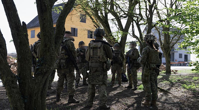 An Australian Defence Force member delivers a training brief to Armed Forces of Ukraine personnel during a platoon and company sergeants' battle course on Operation KUDU 26. Photo by Sergeant Samuel Miller.