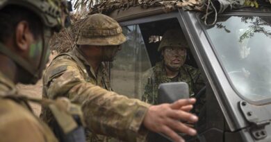 A Royal Australian Air Force aviator briefs Japan Ground Self-Defense Force soldiers during a field activity on Exercise Southern Jackaroo at Townsville Field Training Area, Queensland. Photo by Private Alli Craig.