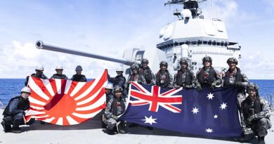 HMAS Sydney (V) and JS Fuyuzuki boarding party teams onboard JS Fuyuzuki during Exercise Nichi-Gou Trident. Photo by Leading Seaman Lauren Pugsley.