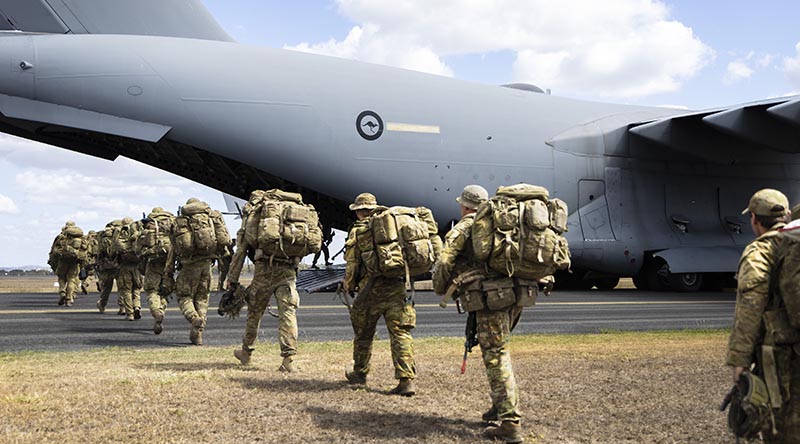Australian Army soldiers from 7th Brigade form a single line to board a Royal Australian Air Force C-17A Globemaster III at Rockhampton, Queensland, during Exercise Mobility Bluegum 26. Photo by Leading Aircraftwoman Taylor Anderson.