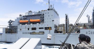 USNS Washington Chambers conducts a heavy jackstay replenishment at sea (stores) with HMAS Sydney (V) in the Pacific Ocean, off the coast of Hawaii, USA. Photo by Leading Seaman Lauren Pugsley.