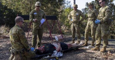 Students on the Emergency Management of Severe Burns (EMSB) course at Gallipoli Barracks, Enoggera, treat a simulated casualty under the supervision of course instructor Major Patrick Weinrauch. Photo by Private Lani Pickering.